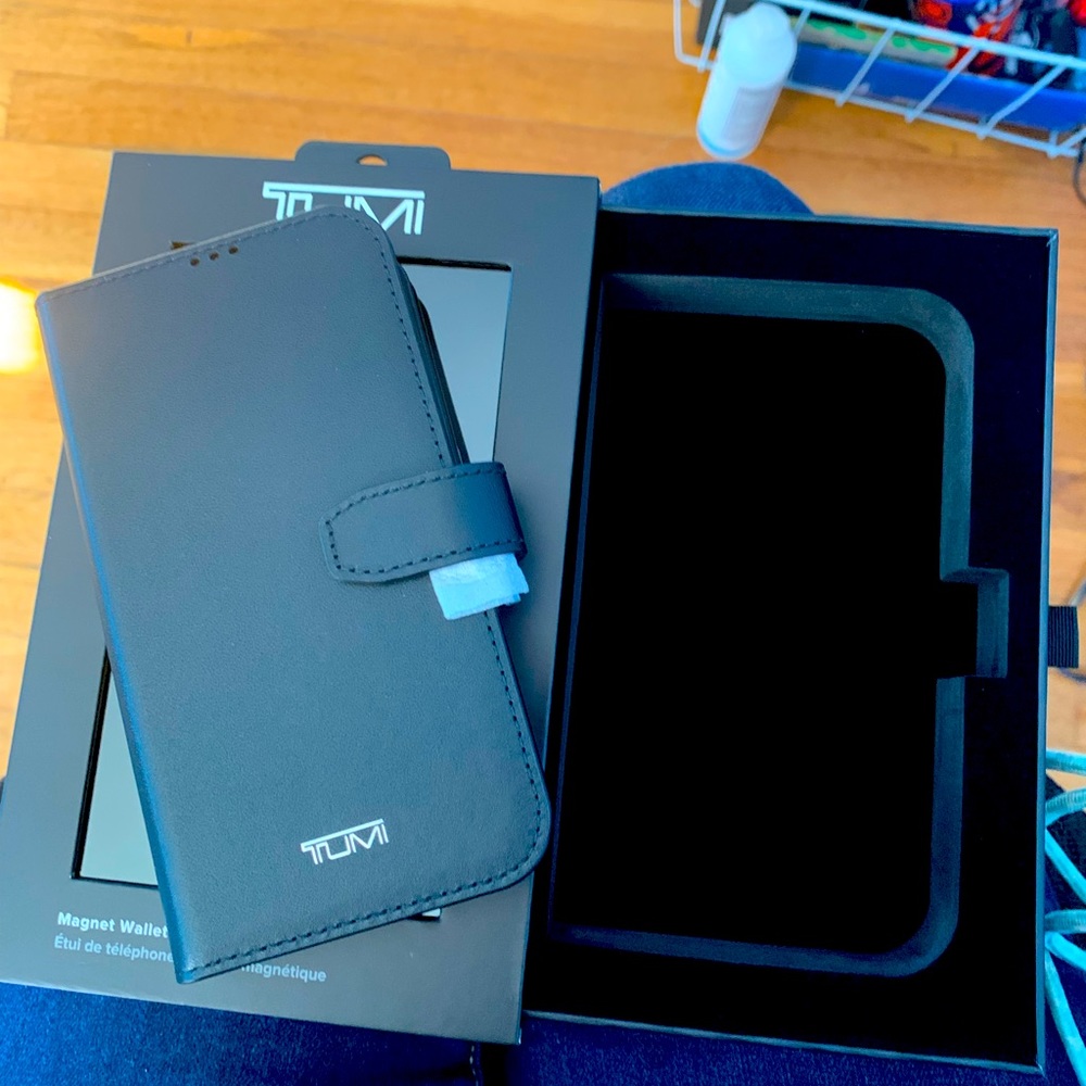 Tumi iPhone case-black NEW Wallet folio